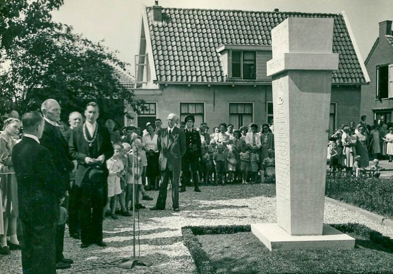 Onthulling monument gevallen burgers Militaire Begraafplaats 