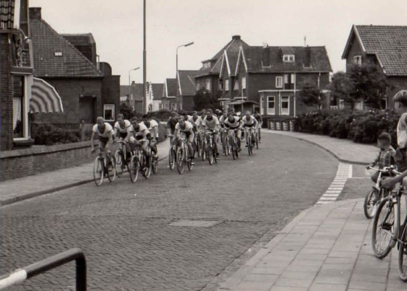 Wielertour van Valkenburg en Tour de Frats van marinepersoneel