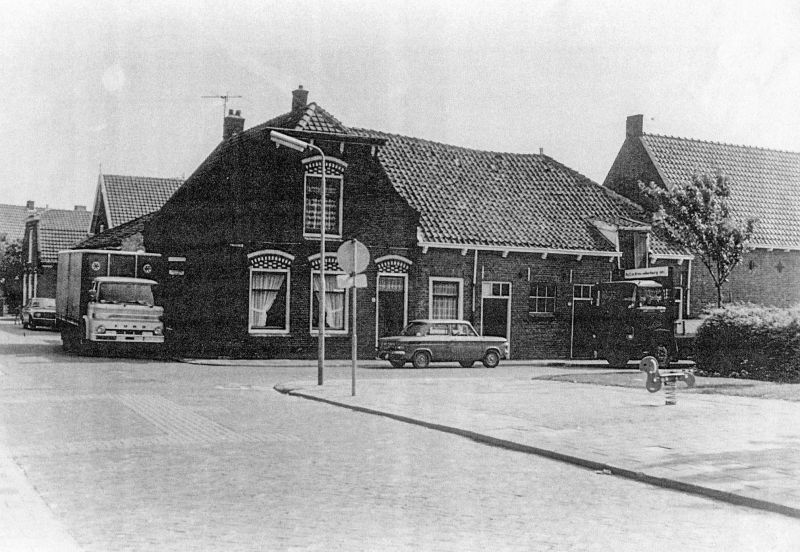 Boerderij (vh Cock de Vries) hoek Middenweg/Kruisweg