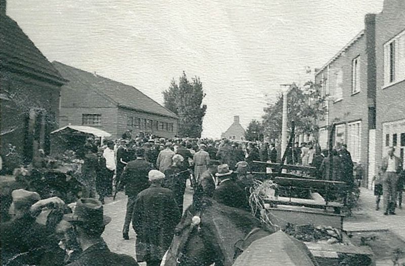 Paardenmarkt 1946 - Mart in oude traditie hersteld